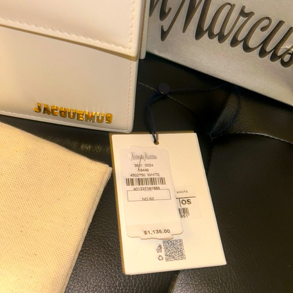 Brand new Jacquemus purse

From: Neiman Marcus
Color: White 
Authentic - Picture 2 of 2